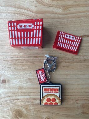 HEB Midtown Pizza Keychain